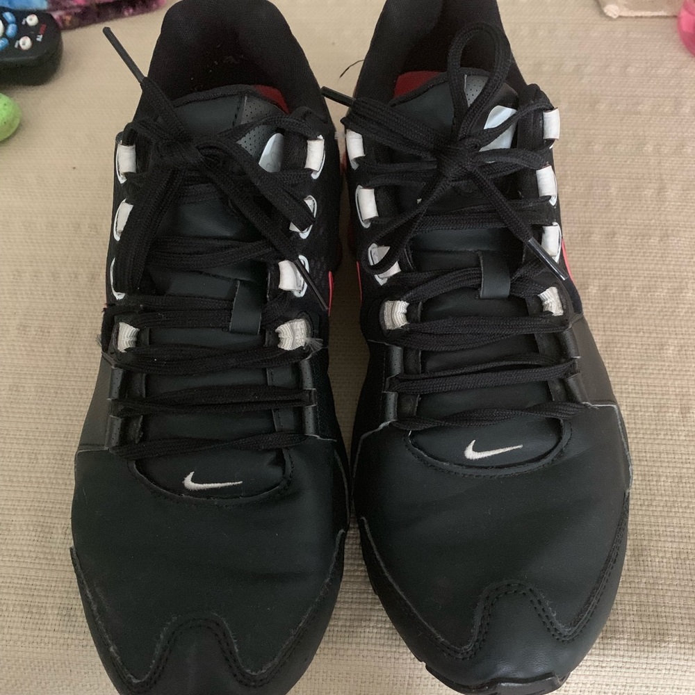 Black and pink women’s Nike Shox